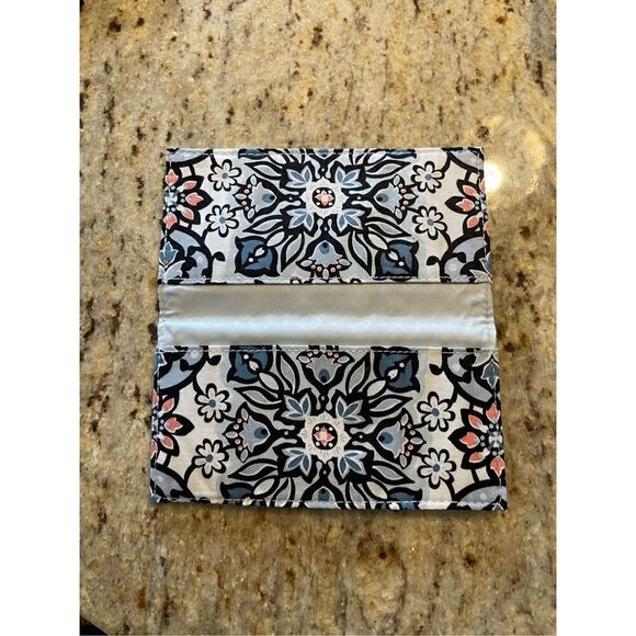 NEW Vera Bradley Lisbon Medallion soft checkbook cover - Picture 4 of 5